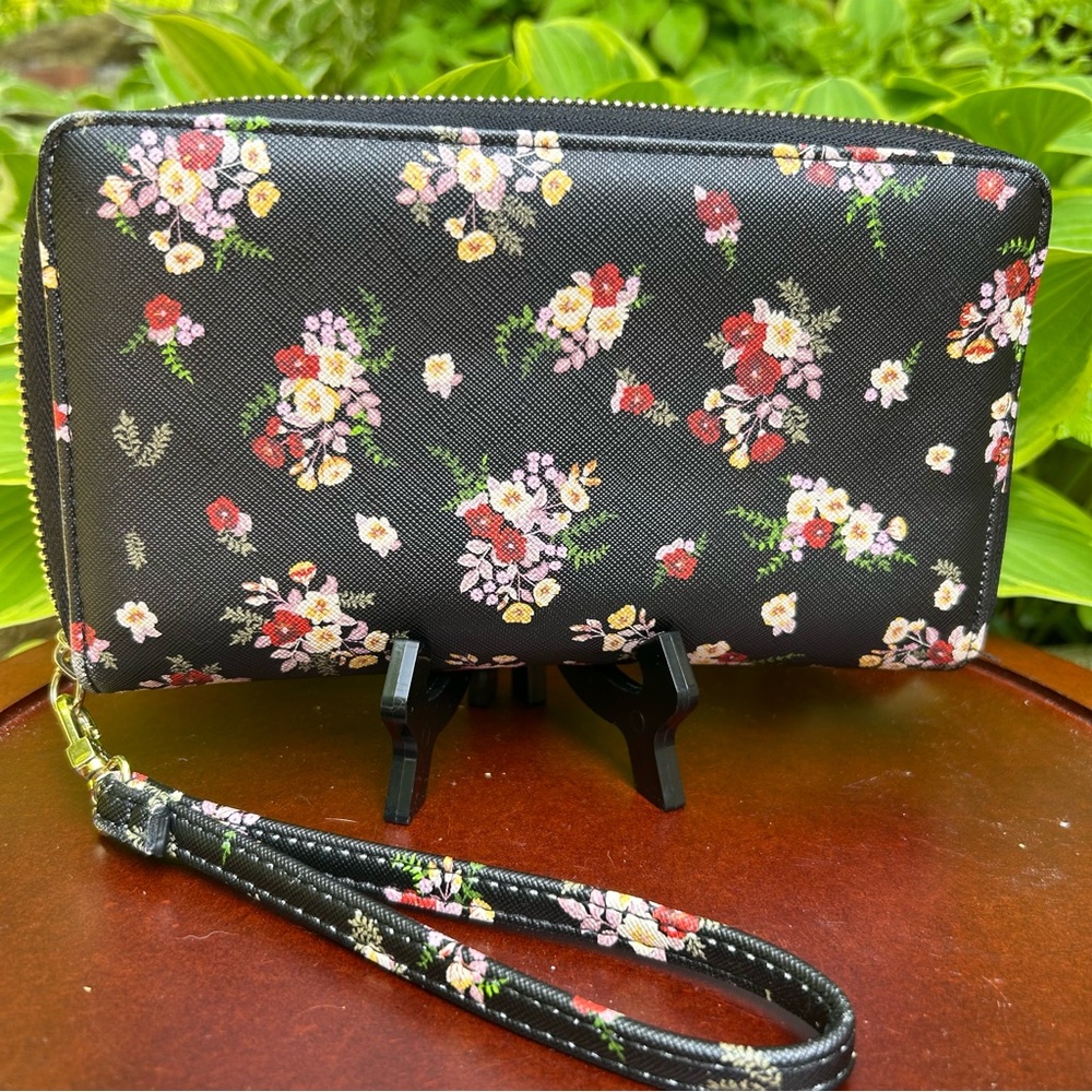 Steve Madden Black Floral Zip-Around Wallet Wristlet–Tons of Card Slots! - Picture 9 of 9
